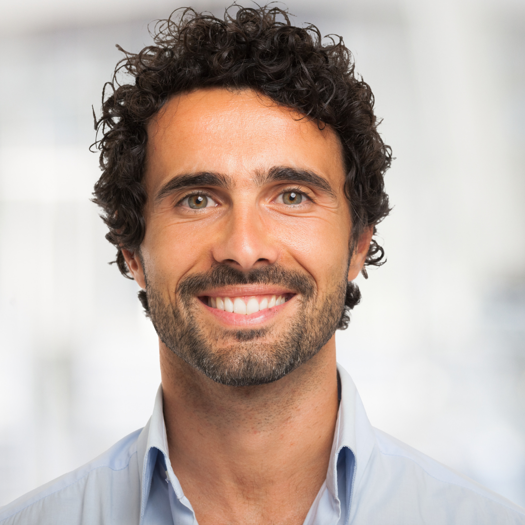 Mann Anfang 40 mit schwarzen Haaren