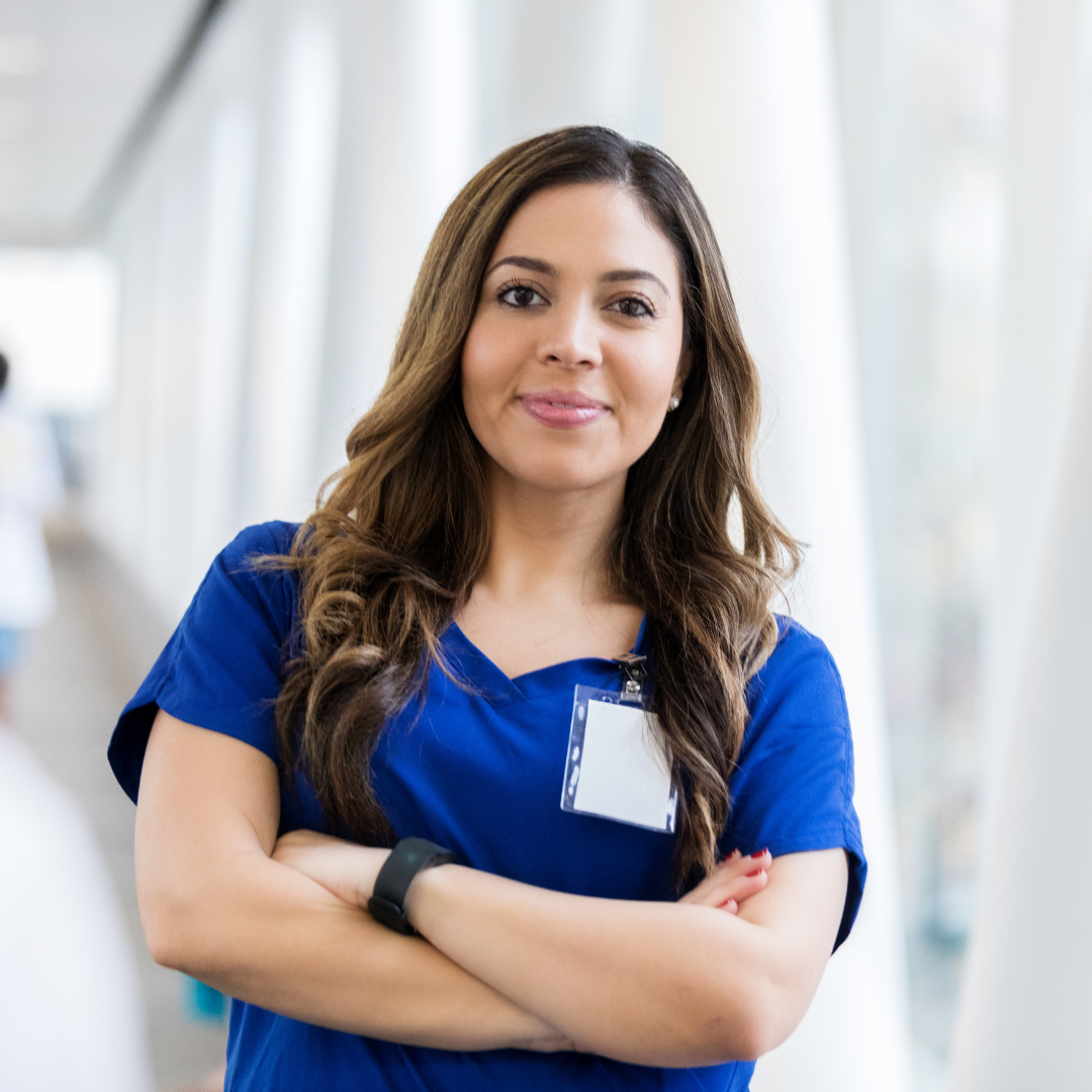Frau, Mitte 30 mit langen braunen Haaren.