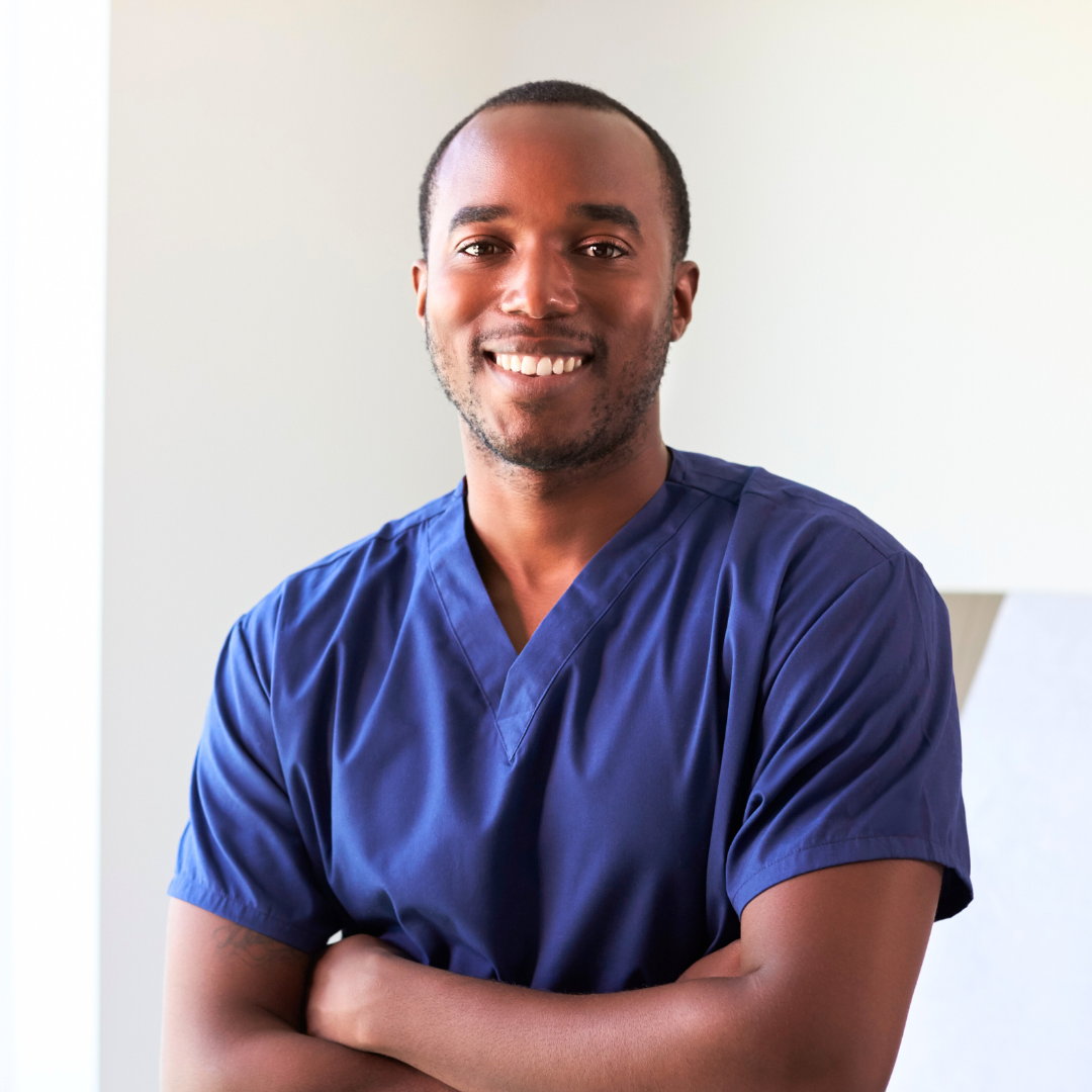 Dunkelhäutiger Mann mit Physiokleidung 